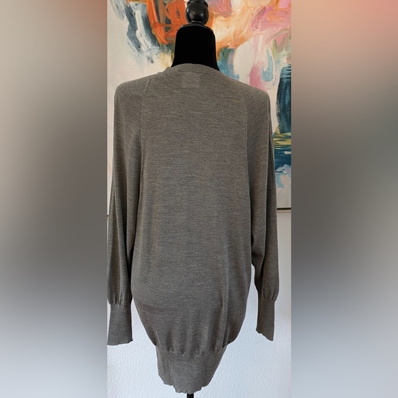 Gucci cashmere, silk and wool cardigan with gold designer buttons and gold logo. - Picture 8 of 16